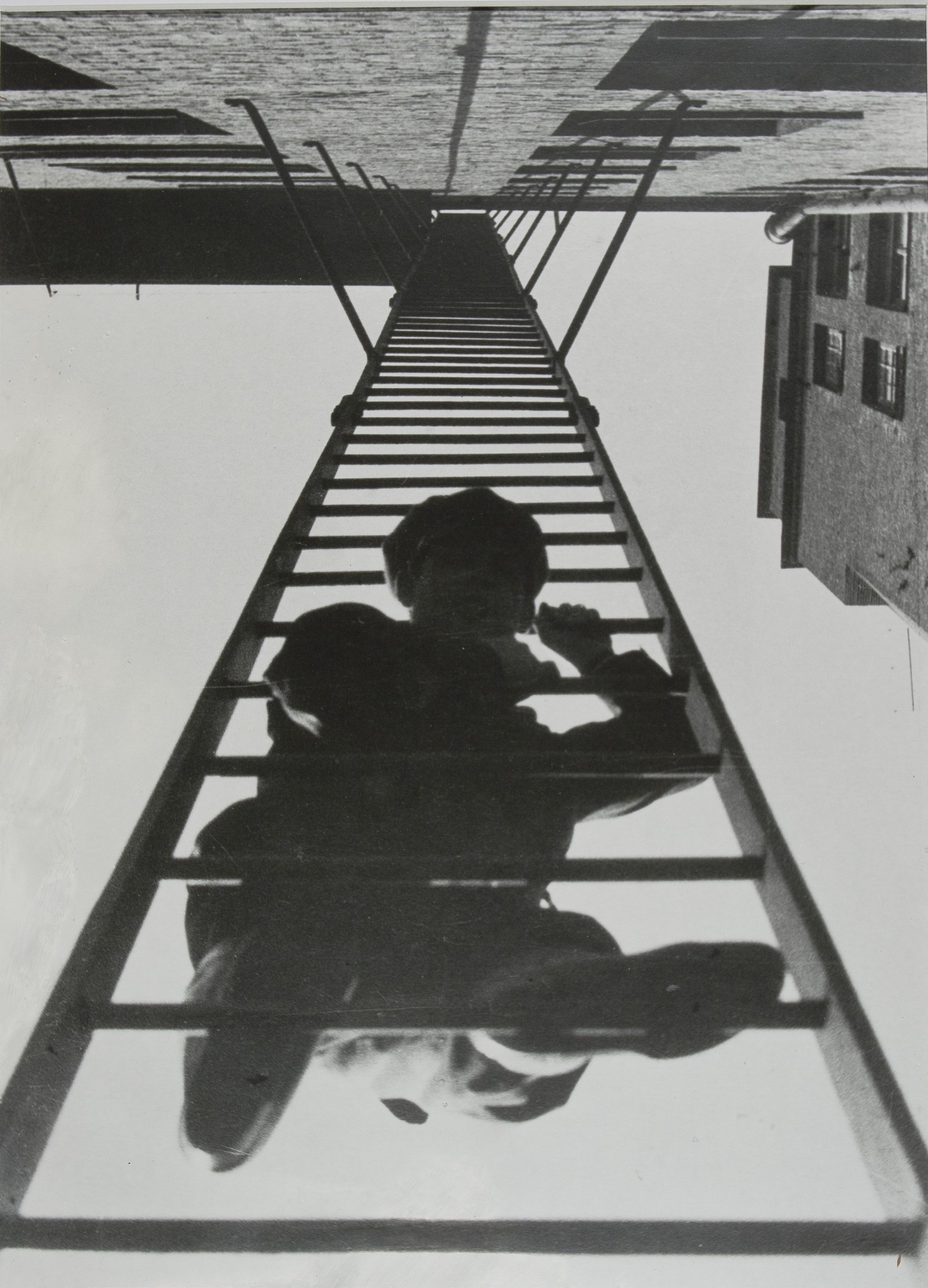 Александр Родченко «Пожарная лестница. (С фигурой человека)» 1925