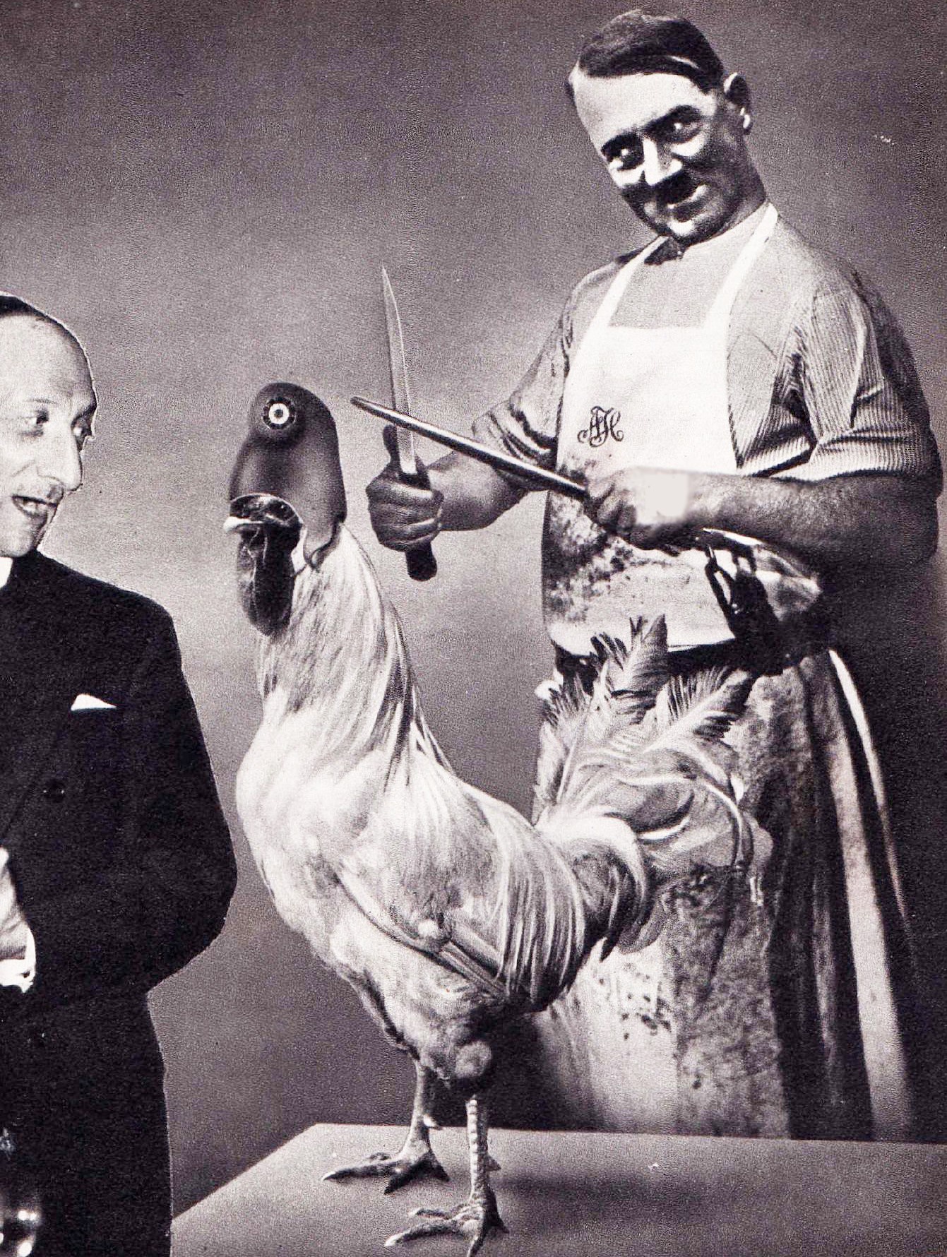 Джон Хартфилд. Гитлер точит ножи, готовясь зарезать французского петуха. Глава МИД Франции Жорж Бонне: «Не бойтесь. Гитлер — вегетарианец». Май 1939 года