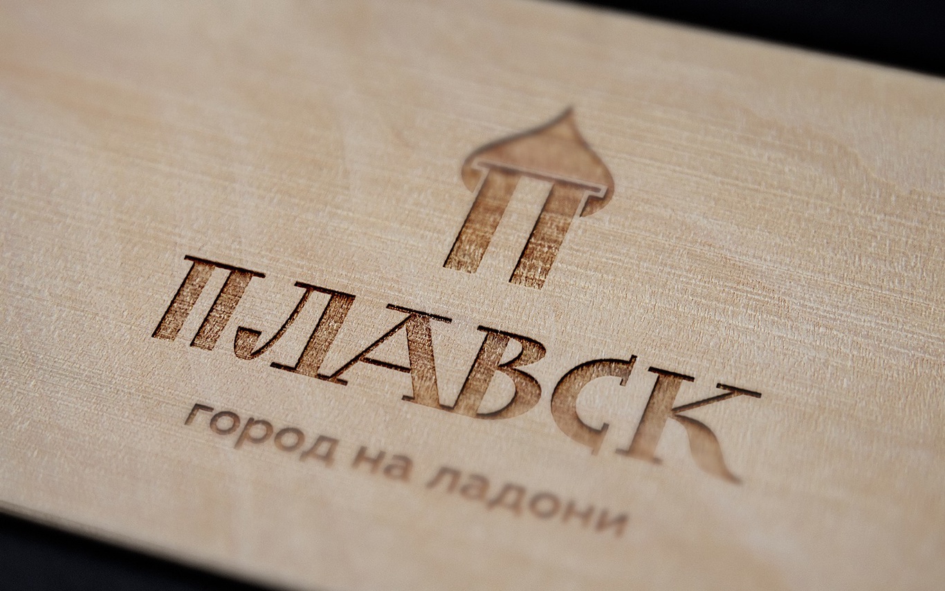 Палвск знаменит своим Свято-Сергиевским храмом и интересным смешением архитектурных стилей, что отражено в текстовом логотипе.