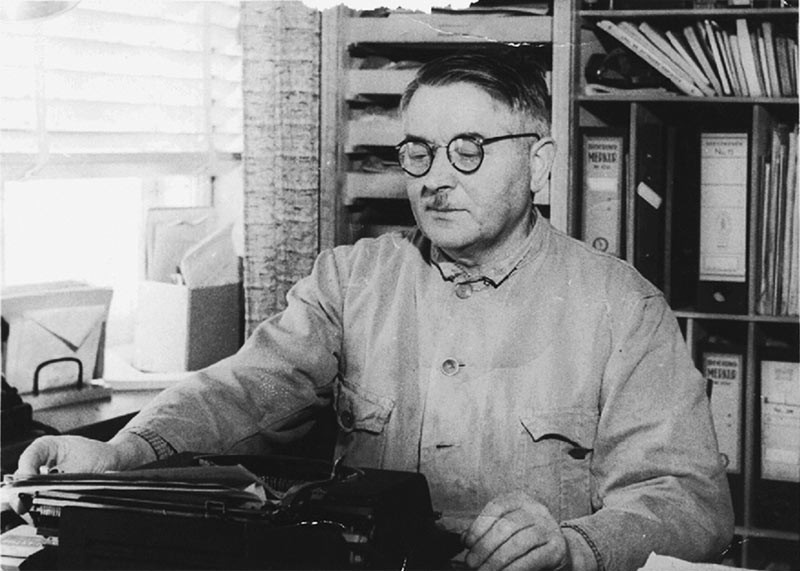 Оле Кирк Кристиансен за своим столом, 1934 год.